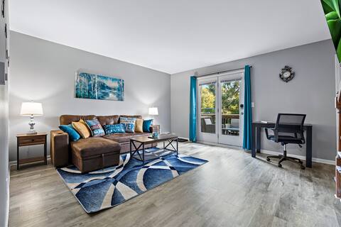 Relaxing 2BR Riverfront Townhome