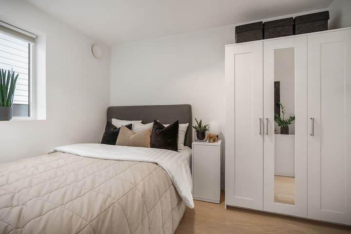 Katika chumba kikuu cha kulala, kuna kitanda chenye ukubwa wa sentimita 150x200. Dirisha lililo kwenye paa lililoteleza lina pazia la kuzima linalodhibitiwa kwa mbali; kwa kubofya, chumba kimetiwa giza kabisa. Vivyo hivyo, unaweza kuruhusu mwanga wa mchana asubuhi. Mwanzo mzuri wa siku!