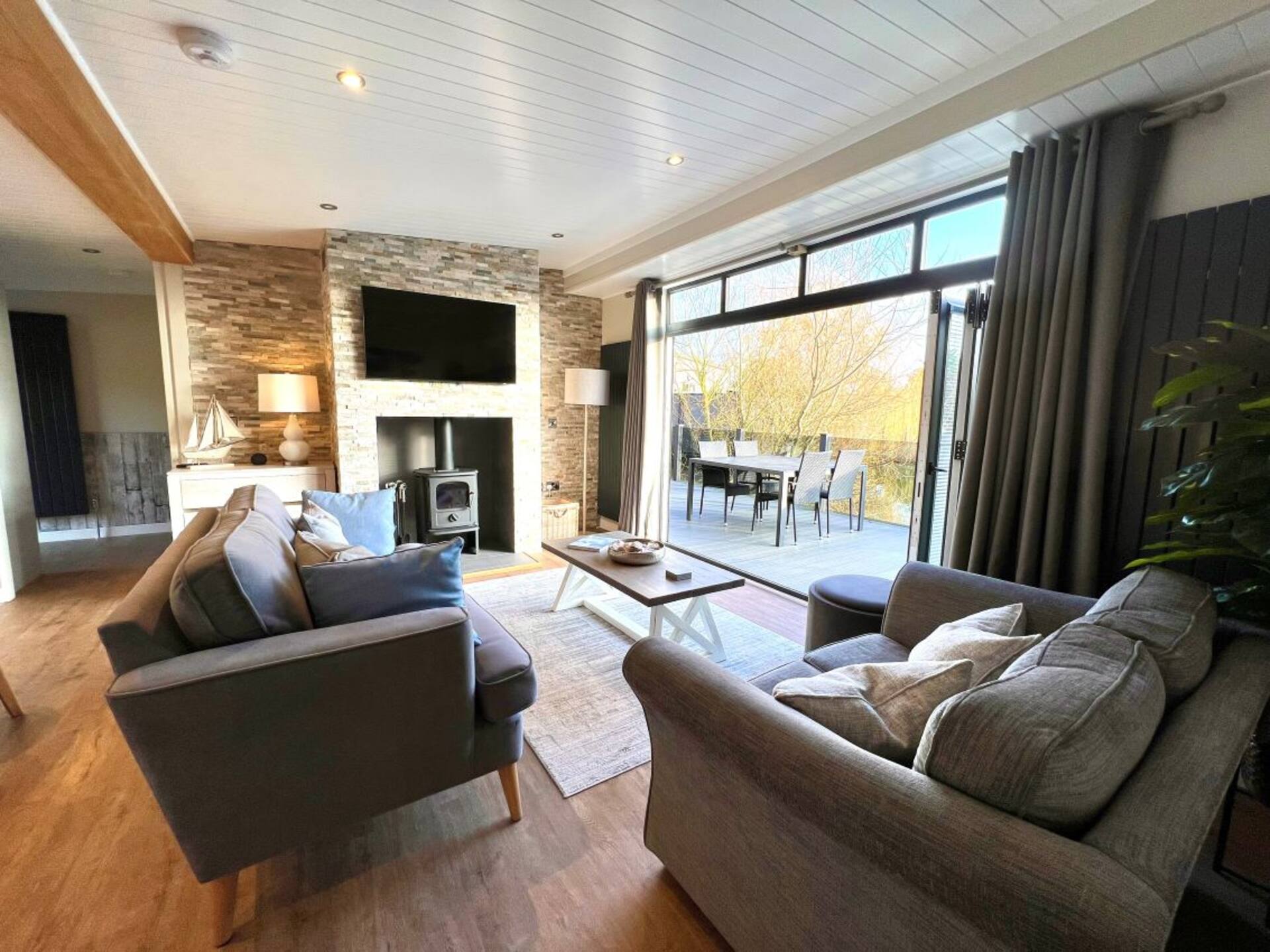 Luxury Lakeside Lodge with fishing-Hot Tub-Coastal