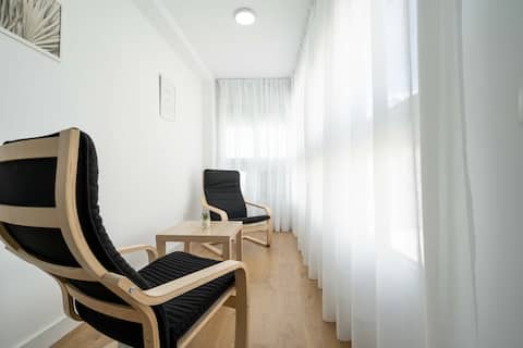 Anuncio de Airbnb popular: Puerto Marina 300 meters, ocean views, swimming pools. en Benalmádena