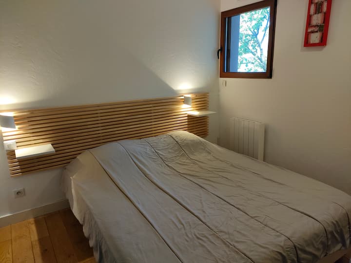 1. spavaća soba: krevet širine 160 cm, okrenuta prema sjeveru s pogledom na prirodu.