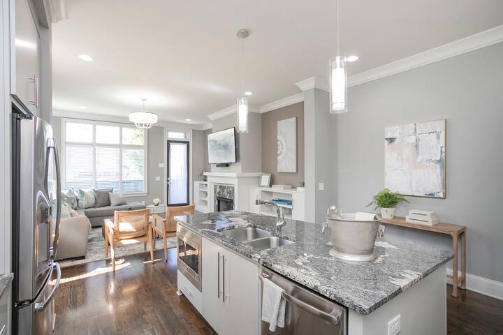 The Executive House -1 mile to Broadway/Sleeps 12! gallery image 4