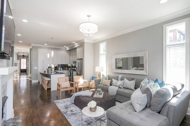 The Executive House -1 mile to Broadway/Sleeps 12! gallery image 3