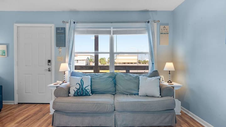 El sofá cama se encuentra en la sala de estar.