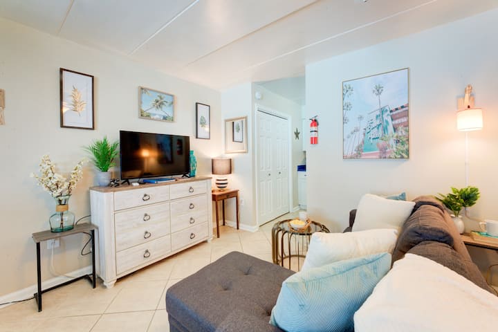 Sunny Days Beach Studio On The Sand | Pool | Grill - Virginia Beach, VA
