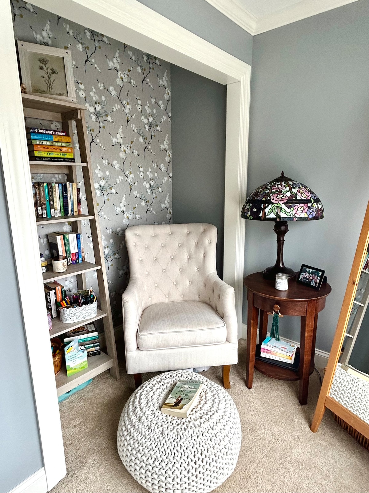 มุมอ่านหนังสือในห้องนอนใหญ่