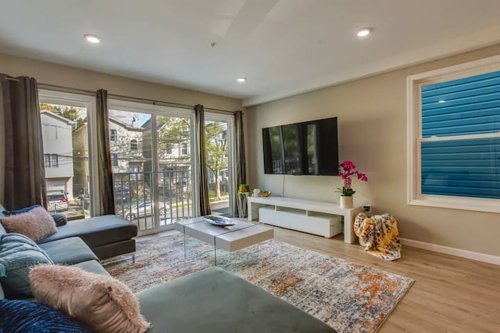 Modern City Getaway Near Downtown Newark, NYC, EWR gallery image 3