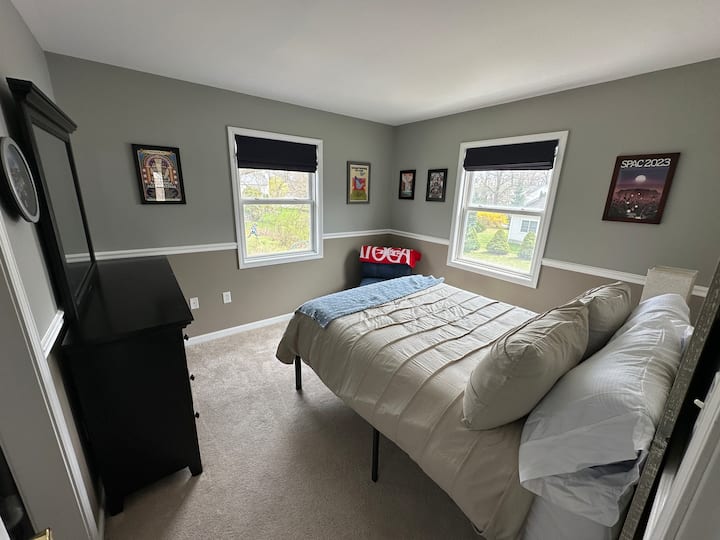 Nabíjací port na nočnom stolíku. 