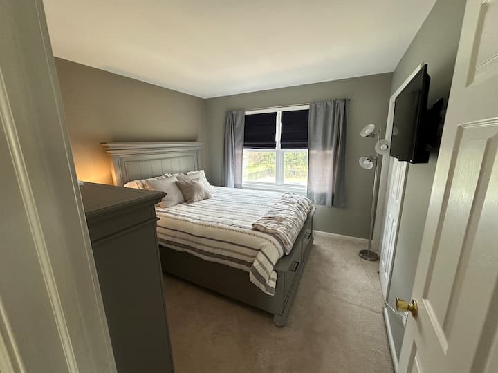 Úplne nový nábytok. Smart TV. Nabíjacie porty na nočnom stolíku. 