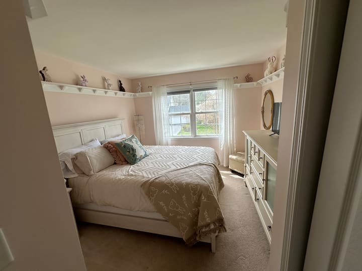 Zajačia izba. Úplne nový nábytok. Manželská posteľ. Nabíjacie porty na nočnom stolíku. Smart TV. 