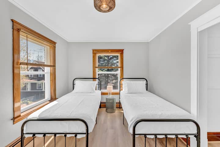 [ საწოლი 2, ზემოთ] გსურთ, საწოლის თეთრეული მთლიანად თქვენთვის შეინახოთ? Საძინებელი ორი ერთადგილიანი საწოლით, შესაძლოა, საუკეთესო არჩევანი იყოს თქვენთვის.