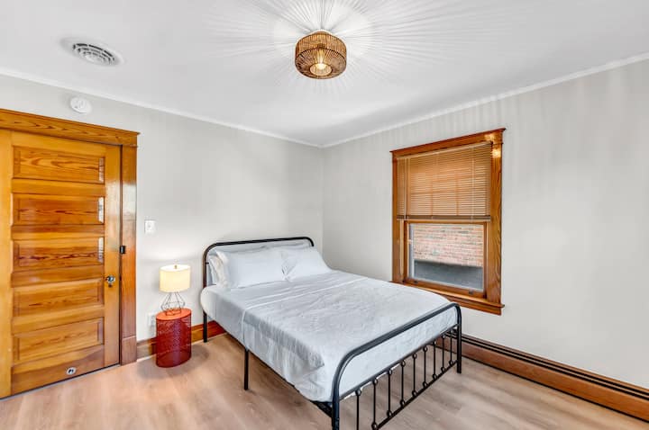 [ საწოლი 3, ზემოთ ] მაღალი ხარისხის თეთრეულითა და პლუშის მატრასით, ის გთავაზობთ სასიამოვნო სარელაქსაციო ოაზისს, რომ დაისვენოთ.