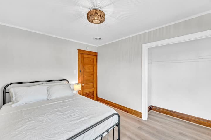 [ საწოლი 4, ზემოთ ] ამ ოთახის კომფორტული, მყუდრო ლეიბი ღრუბლებზე დაიძინებს. Გაღვიძებთ, როცა თავს მშვიდად იგრძნობთ და მზად ხართ, წინასწარ მოაგვაროთ დღე.