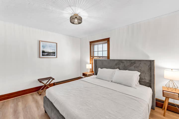 [მთავარი საწოლი, მე-2 სართული] მთავარ საძინებელში, კომფორტულ საწოლზე თავს განებივრებულად იგრძნობთ. 