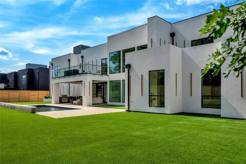 The White Mansion - High End Luxury - 7 Bedrooms!