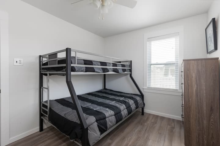 Spálňa číslo 3 ponúka poschodovú posteľ s manželskou posteľou v spodnej časti a samostatnou posteľou v hornej časti.  