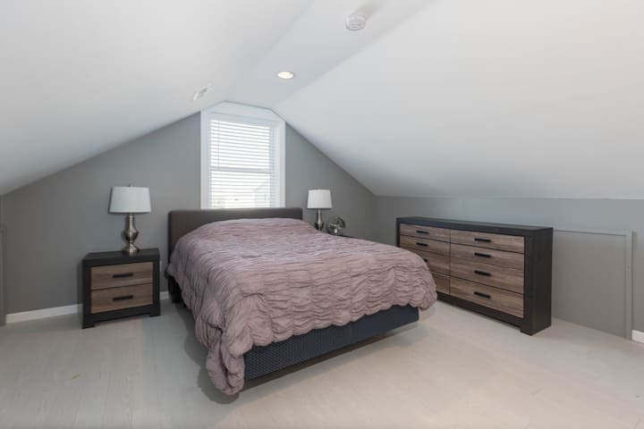 Spálňa na 3. poschodí je po točitom schodisku. K dispozícii je vlastná 1/2 kúpeľňa pre vaše pohodlie a samostatné ovládanie klimatizácie/kúrenia.  Na tretie poschodie je alternatívny prístup po tradičnom vonkajšom schodisku zo zadnej terasy.