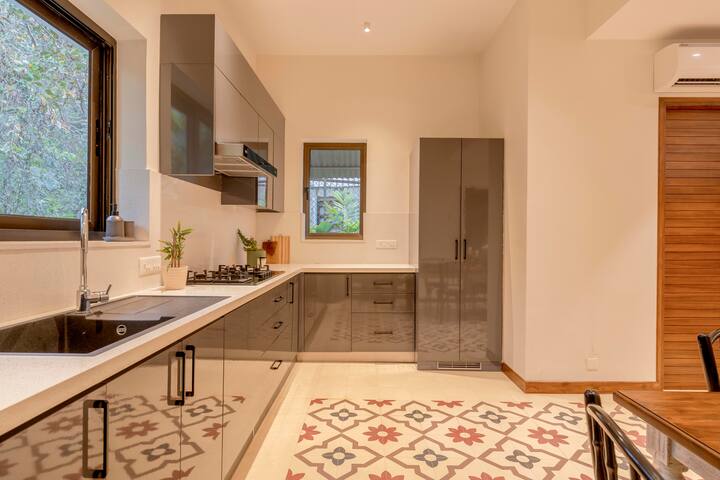 Full kitchen image 1