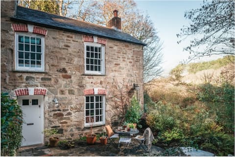 Stippy Stappy Cottage | Centre of Seaside Village