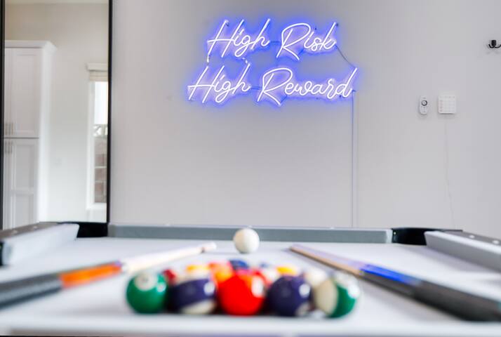 Oasis CLOSE 2 STRIP! Private Hot tub & Heated Pool gallery image 5