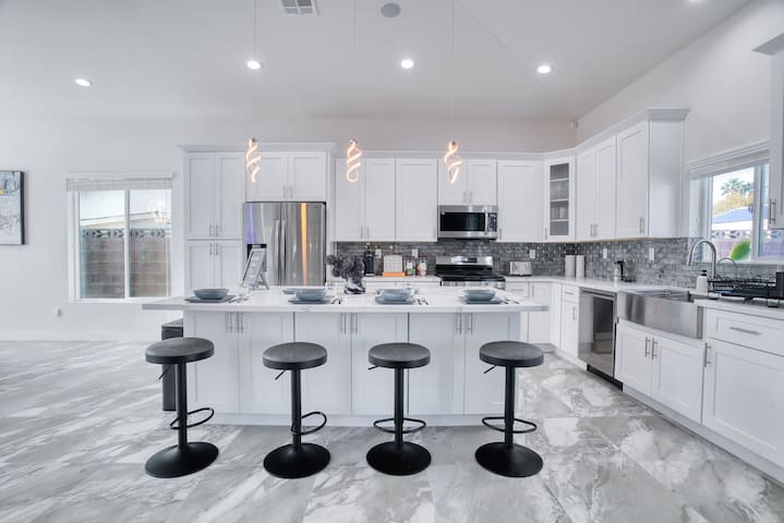 Oasis CLOSE 2 STRIP! Private Hot tub & Heated Pool gallery image 3