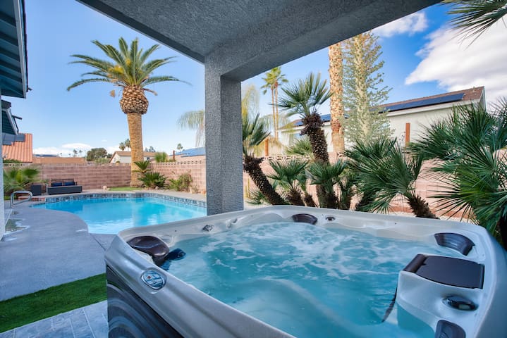 Oasis CLOSE 2 STRIP! Private Hot tub & Heated Pool