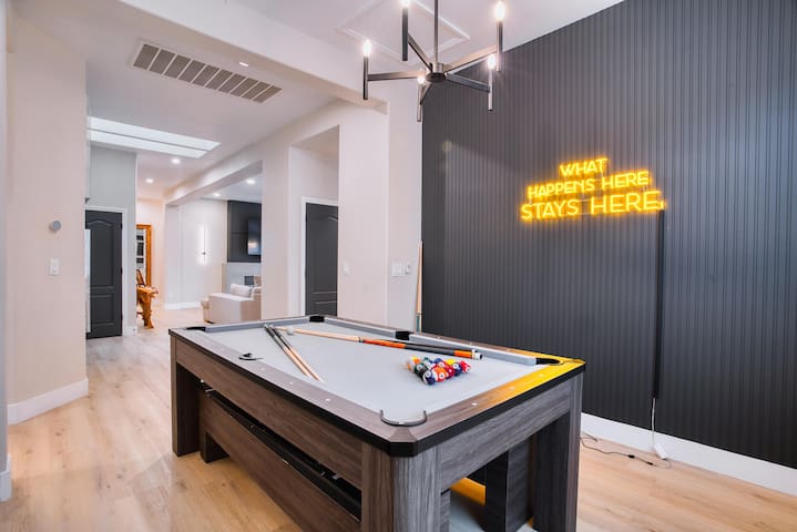 Lux CLOSE TO STRIP! Hot Tub/ Heated Pool/ Game RM! gallery image 3