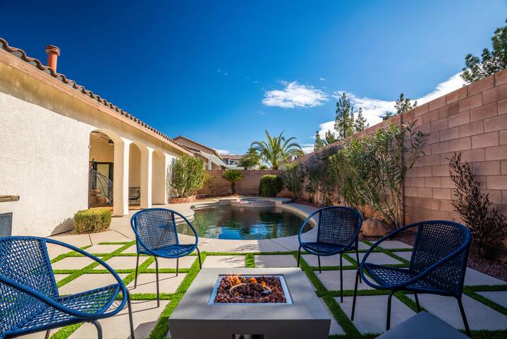 Lux CLOSE TO STRIP! Hot Tub/ Heated Pool/ Game RM! gallery image 4