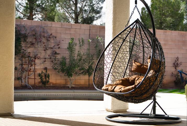 Lux CLOSE TO STRIP! Hot Tub/ Heated Pool/ Game RM! gallery image 5