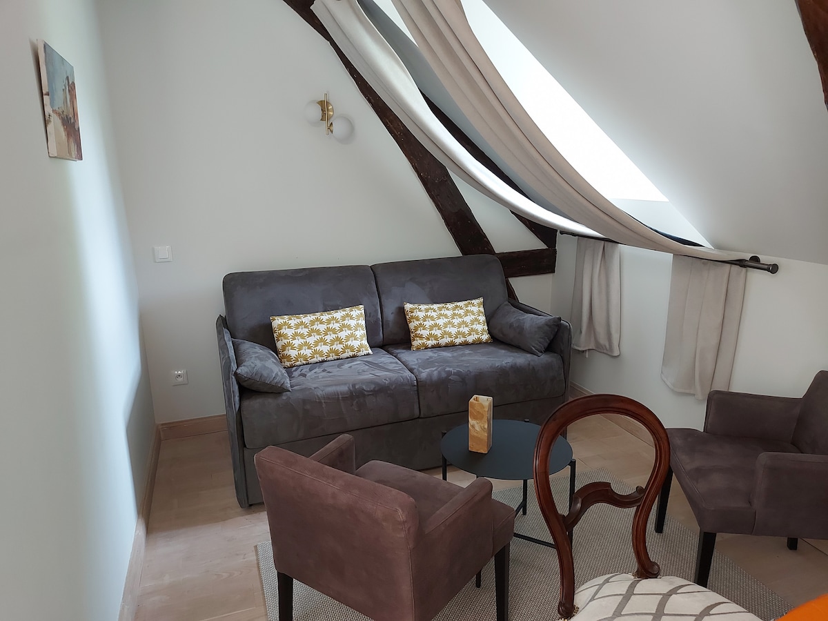 Popular Airbnb listing: 70 m2 independent apartment, Sarlat 2 minutes away, pool and nature in Sarlat La Canéda