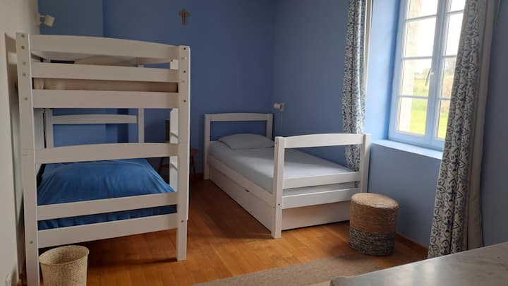 Dhoma e gjumit 4 : 3 krevate tek - 1 dollap i madh - 1 komodinë