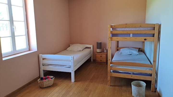 Dhoma e gjumit 3 : 3 krevate tek - 1 dollap i madh - dollap