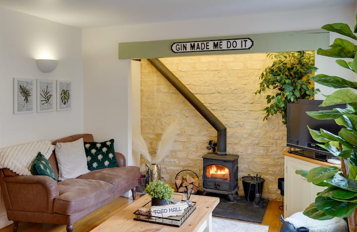 Toad Hall: Pet-friendly Family Stay, Lake Access - Somerford Keynes
