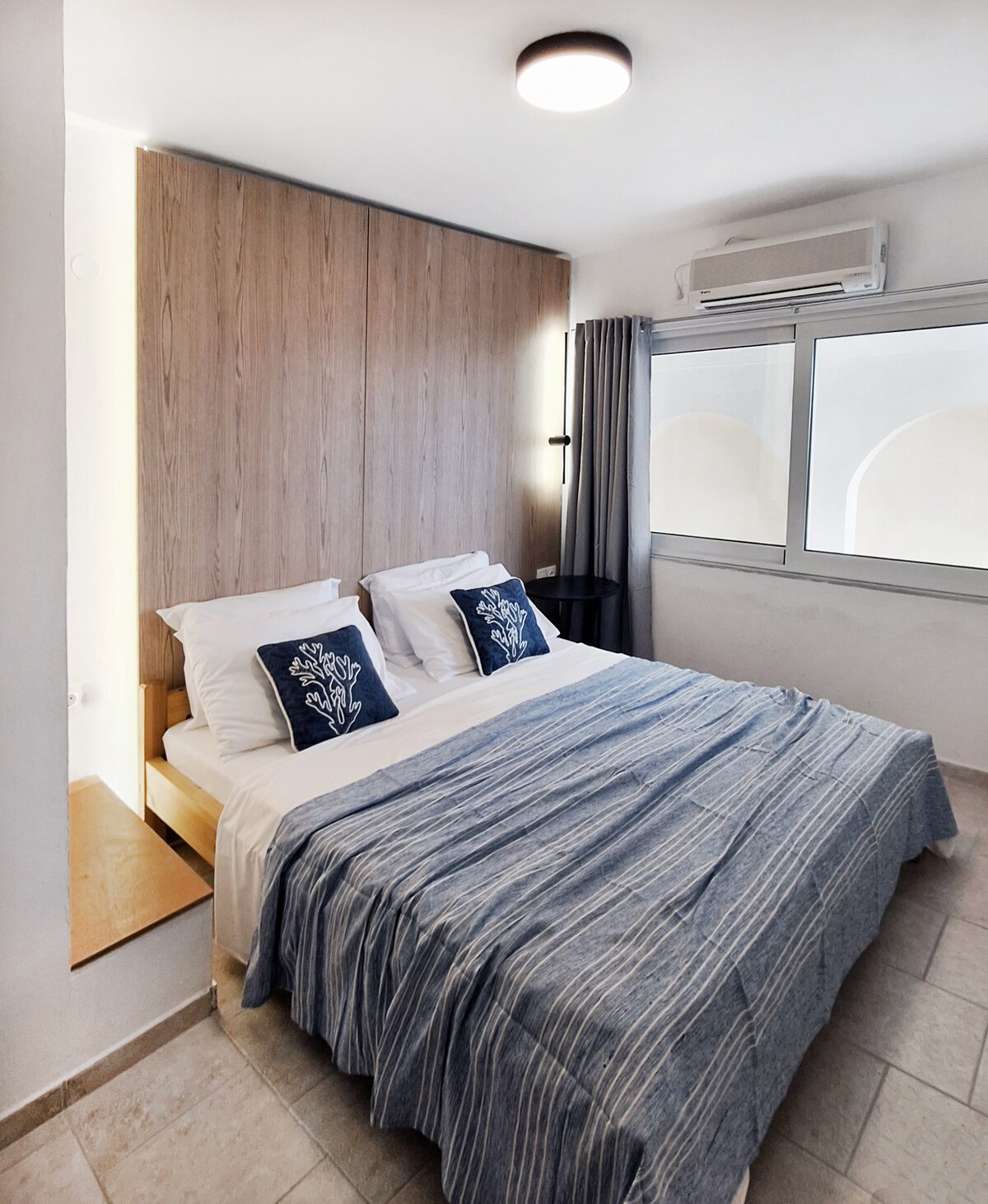 Ფართო ნათელი ოთახი კრეტული მზით, რომელიც მთელ ოთახს აბანავებს. 