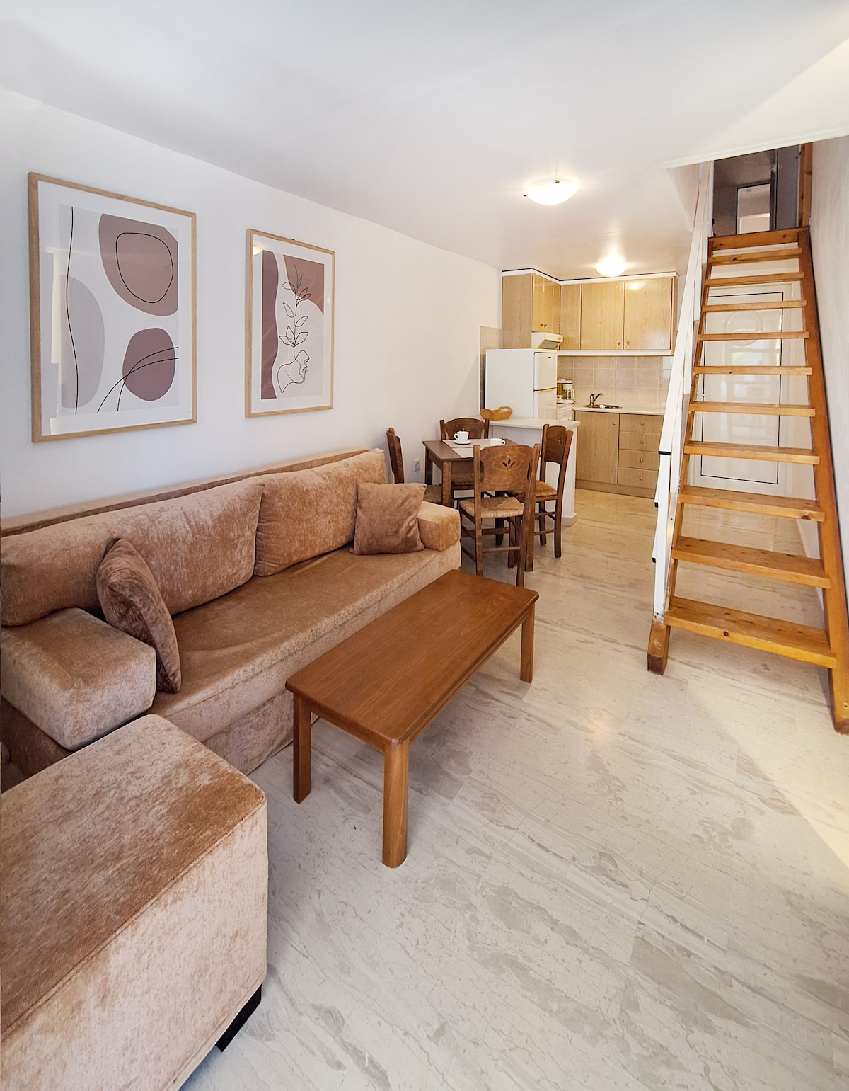 Კომფორტული და ფართო სივრცე; სახლში შესვლისას თქვენ გელით მისაღები ოთახი, ხოლო თქვენ დაუყოვნებლივ აწყდებით ხის კიბეს, რომელიც ზედა სართულზე მდებარე საძინებლებისკენ მიგიყვანთ. Ფონზე ჩანს ჩვენი სრულად აღჭურვილი სამზარეულო.