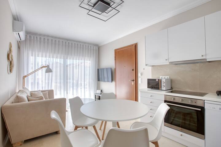 Selini – Topfloor apartment in historical Athens gallery image 5