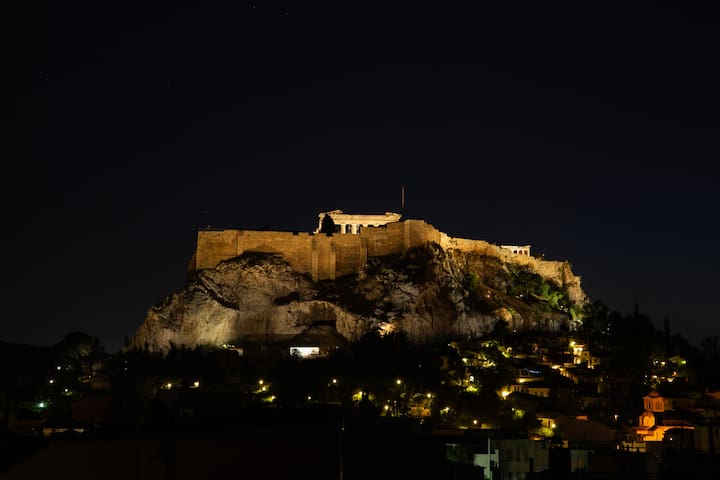 Selini – Topfloor apartment in historical Athens