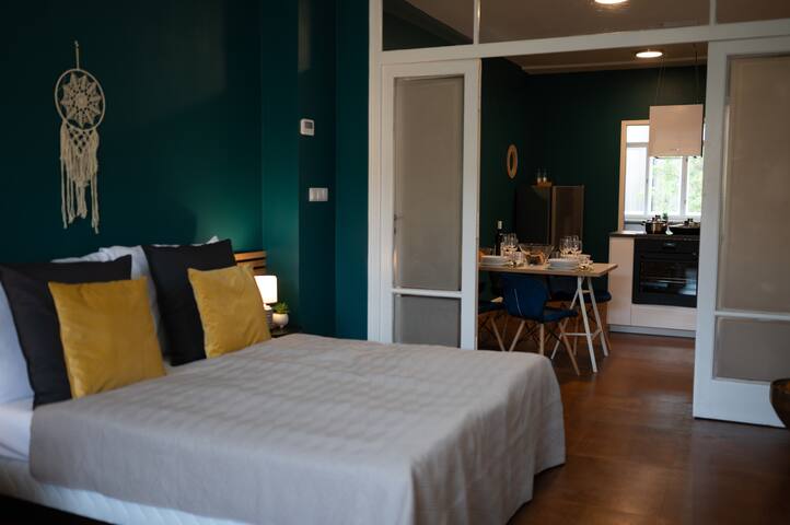 3B Bright & Beautiful:Newly Renovated 3BR Gem gallery image 2