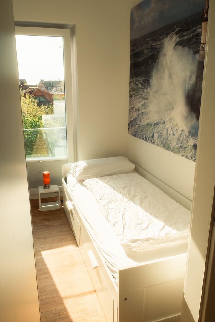 Detská izba s jednolôžkom a výhľadom z okna