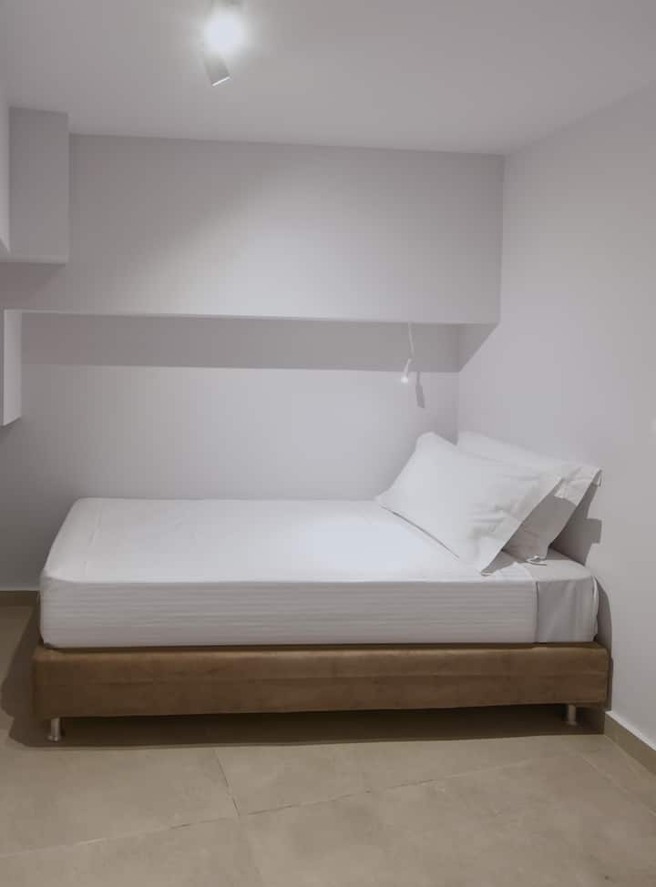 90 X 200 ซม.
อยู่ในห้องใต้ดินและสร้างเป็นห้องนอนบริการและไม่มีหน้าต่างแต่มีการระบายอากาศที่เพียงพอ นอกจากนี้ยังไม่มีเครื่องปรับอากาศแต่อุณหภูมิอยู่ที่ประมาณ 26 องศาเซลเซียส (79 องศาฟาเรนไฮต์) ในช่วงฤดูร้อน นอกจากนี้ยังมีเครื่องทำความร้อนใต้พื้นในช่วงฤดูหนาว