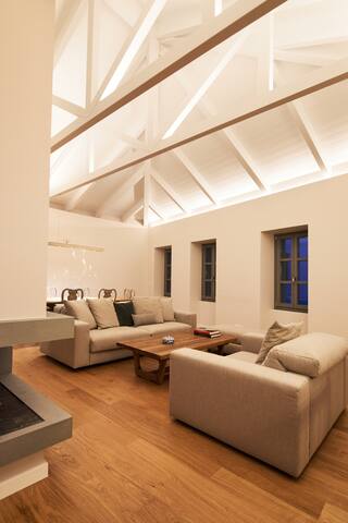 En Plaka – Athens Elegant Estate gallery image 3