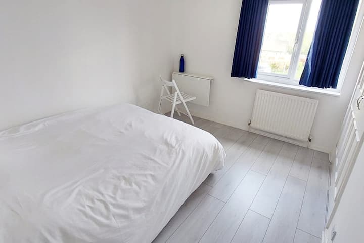 London Travellers - 5m To Trains - Brentwood