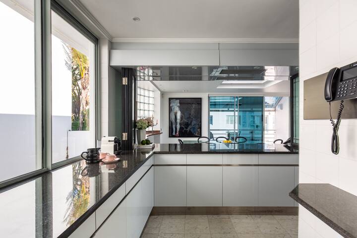 Art Deco Condo on Saunders Beach gallery image 4