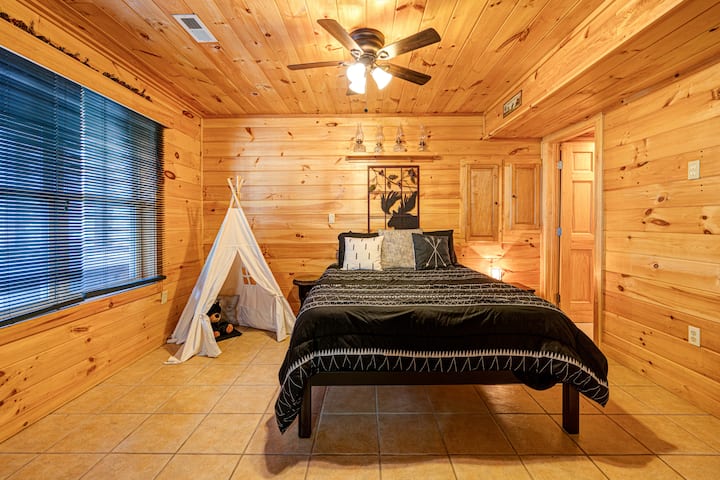 Სარდაფში განთავსებული სრული საწოლი, რომელზეც მიმაგრებულია სრული აბაზანა. Დამატებითი ფუტონი სარდაფში.