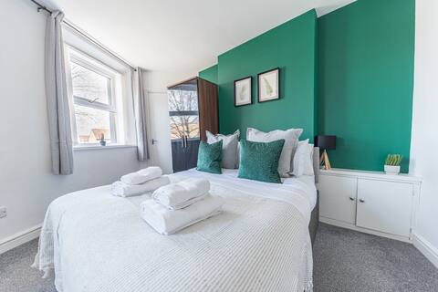 Woodman House- 7 Bedroom House - Sleeps 14