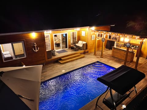 Tropical Getaway! Pool+ Bar+Beach Just Steps Away!