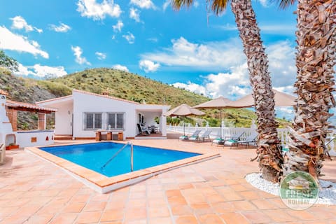 Villa Enya: very private villa with pool and views