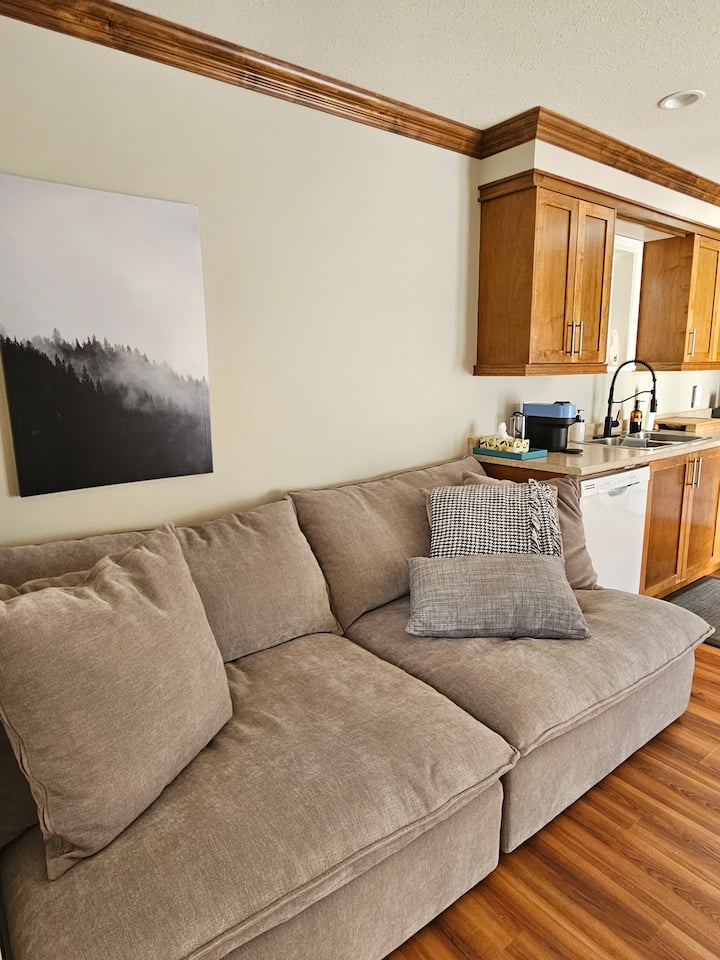 Cozy Carriage House With Yard/quiet Neighbourhood - Vancouver Island