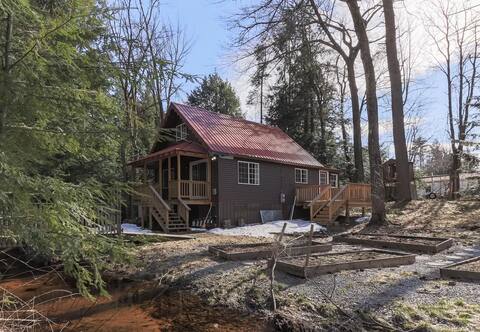 Red roof ski chalet with lake access