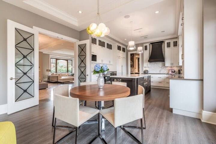 6BR Shaughnessy Luxe Retreat gallery image 4